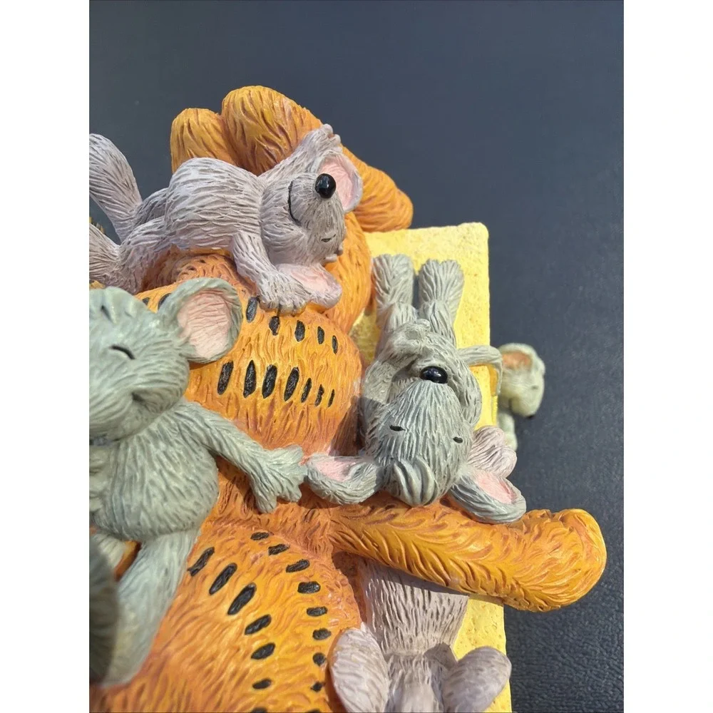 RARE Westland 2349 Paws Garfield Cat Sitting On Top Of The World Music Box Works